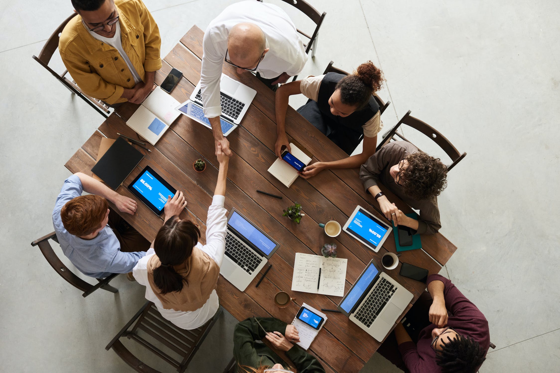 Digitalisation de la fonction achats Équipe projet réunie autour d'une table avec ordinateurs, digitalisation de la fonction achats